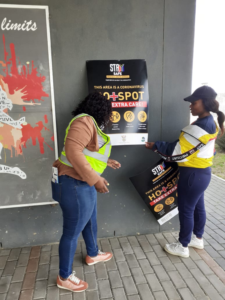 GCIS_ECape's tweet image. GCIS had a loudhailing activation at Ndlambe local municipality, educating the community about the regulations of #Covid_19 level 2. Hotspot posters were also hung in municipal offices, Post office and Taxi rank.
@GovernmentZA @GCISMedia @ECogta @OscarMabuyane
#level2lockdown