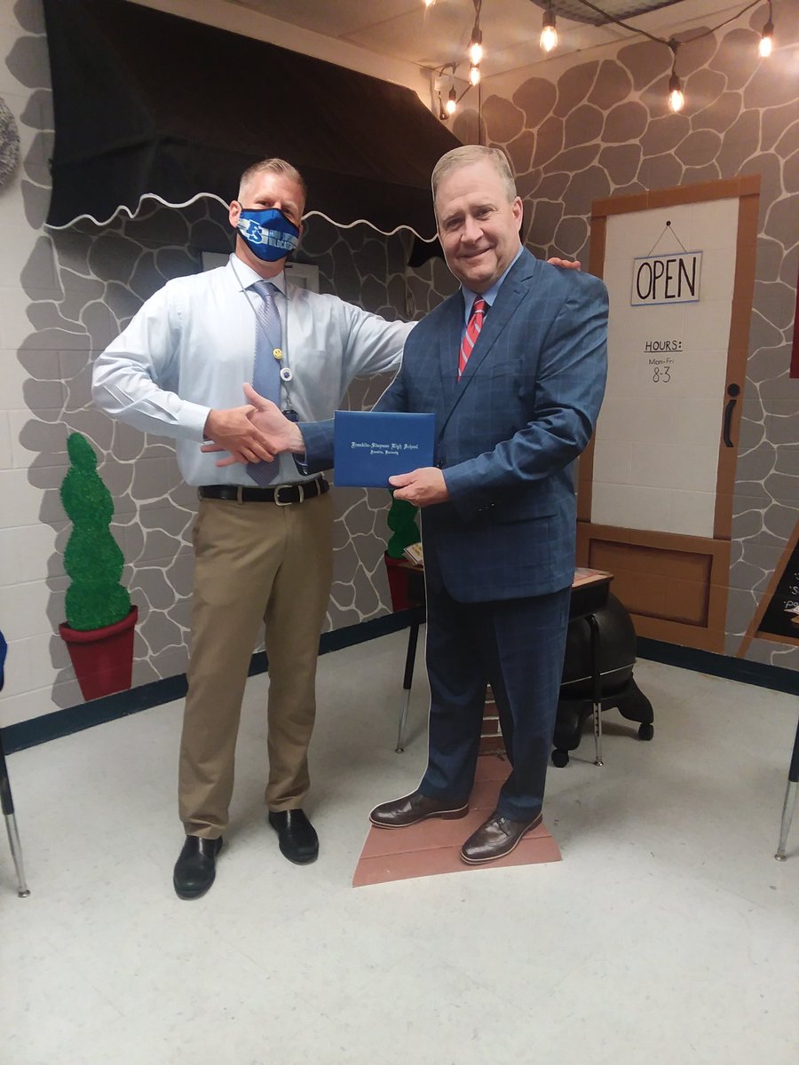 mbarnum7's tweet photo. @tim_schlosser  is greeting faculty, staff and students in @MrsJonesSES classroom during open house! Thank you Mr. Schlosser! Let's make this year a great one. #NolimitSES https://t.co/w2V5tUULIW