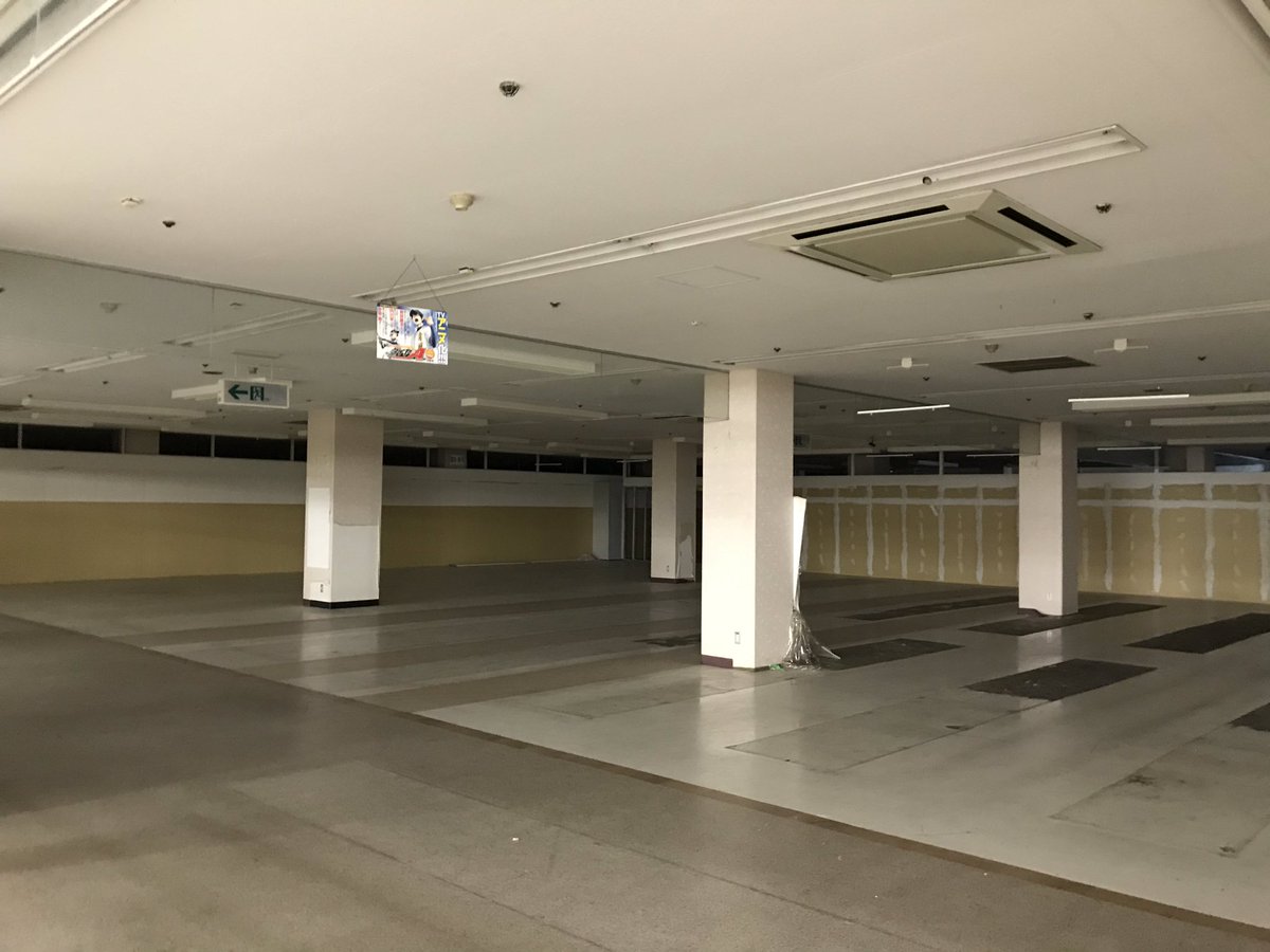 ならロー レインボープラザ西大和の近況 年8月 1階は相変わらずの廃墟だが ドムドム跡があったフードコート側へは行けなくなっていた 2階のダイソーは暑いがひっきりなしに客が来る なぜか向かいの空き店舗のシャッターが開いていた 近いうち