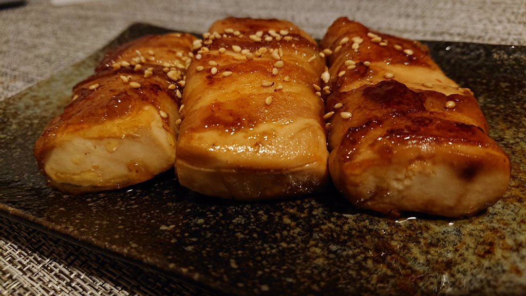 ヘルシー&amp;ボリューム満点　豆腐豚ロース巻き🐷
木綿豆腐に豚肉を巻いて焼くだけ♡
味付けはしょうゆ、みりん、酒、砂糖を大さじ1