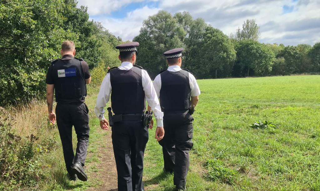 ParkguardLtd's tweet photo. Our @EalingCouncil Team are out with @ealingMPS raising awareness &amp; enforcing the newly introduced Public Space Protection Order #PSPO. So far today they have covered #HanwellClockTower, #ConnollyDell #ChurchfieldRec #BrentMeadow &amp; #GeorgeStCarPark No issues so far👍🏻 #SaferEaling https://t.co/dMkAXiAvSi