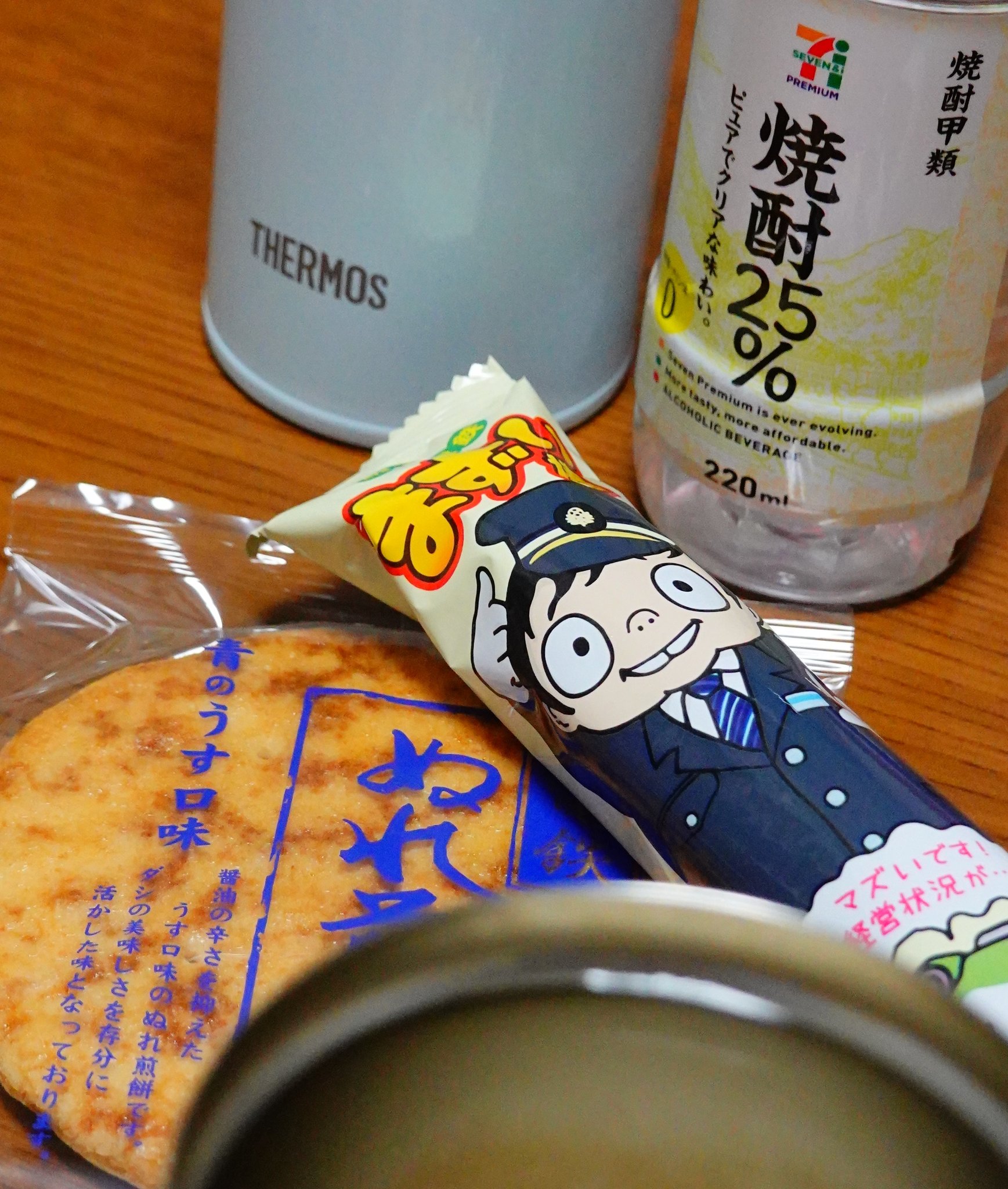 いねむり 先程nhkのニュース9を録画で観ながら晩酌です 銚子電鉄 ぬれ煎餅 まずい棒 Rx100m7 T Co Irsc7fzarz Twitter
