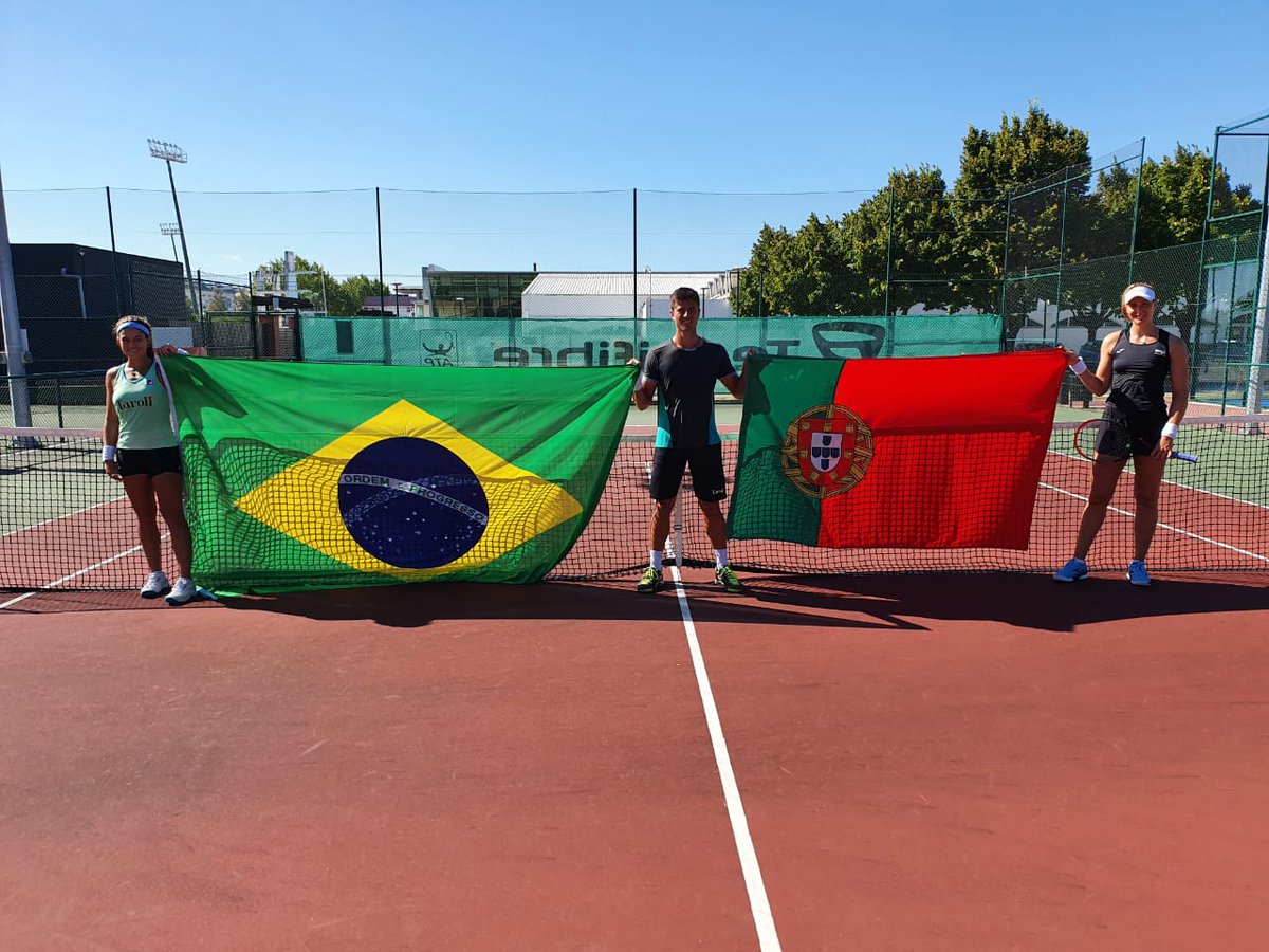 AULAS DE TÊNIS 🎾🇧🇷

Hoje cedo o pessoal da 🏊‍♂️ teve uma aula com as professoras Bia Haddad Maia e <a href="/cameligeni/">Carol Meligeni</a>, no CT de Rio Maior 🇵🇹

Eles até que levam jeito, mas ainda prefiro vê-los nas piscinas 😅😅

📸Daniel Varsano/COB