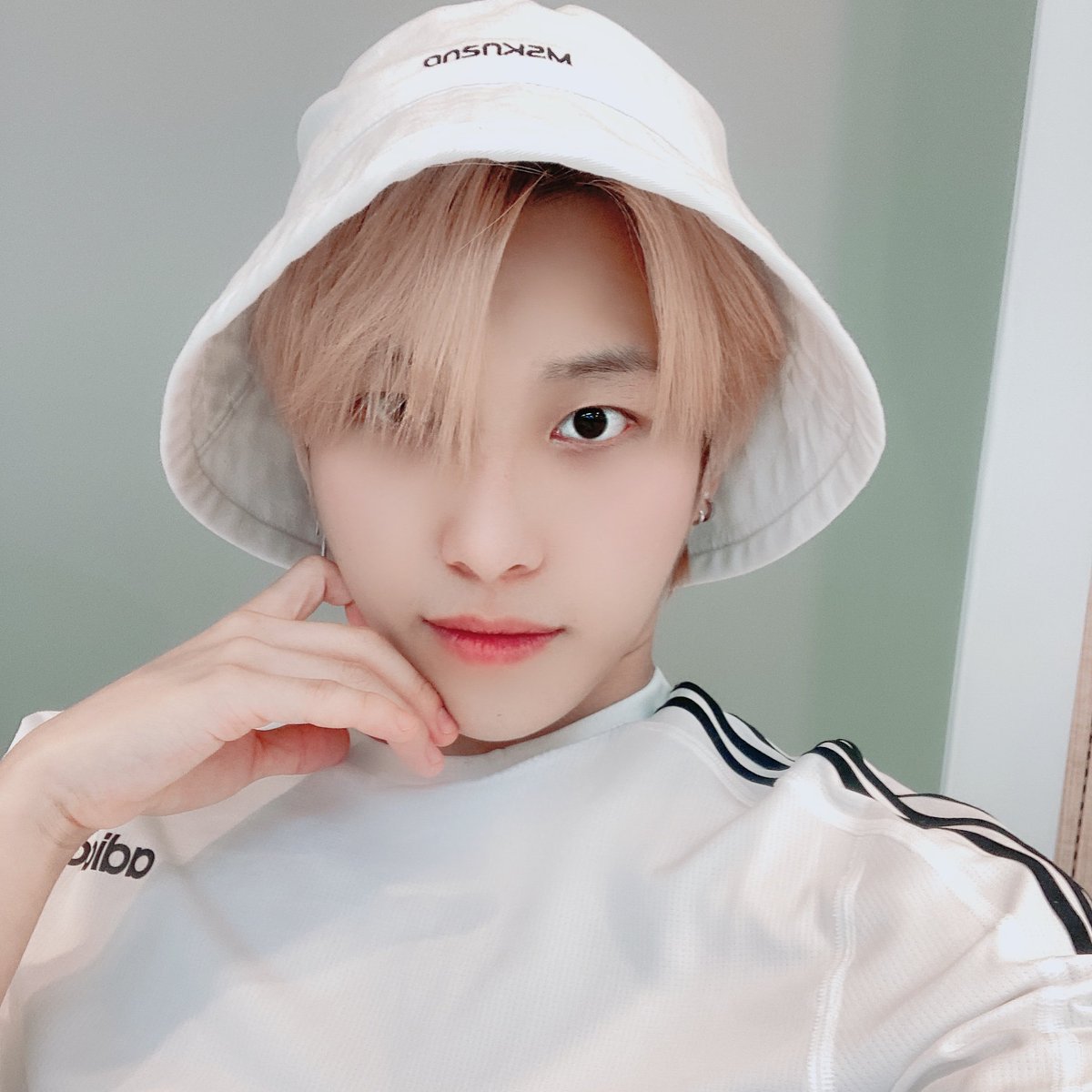 ELASTofficial's tweet image. 에에에엘리이이잉~~! 
코로나19에 태풍까지.. 이불밖은 너무너무 위험해요!! 
저도 숙소랑 연습실에서 조심히 잘 있으니까 너무 걱정 말구!!😘
우리 함께 이불속에서 안전하게 있는거에요 헿❤

#엘라스트 #최인