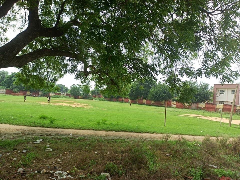 sanket_chandila's tweet photo. तिंगाव में एक एकमात्र खेल के मैदान के बीचों बीच बन रहे ग़ैर ज़रूरी भवन का निर्माण कार्य तुरंत प्रभाव से रुकना चाहिये, कुछ भी प्रोजेक्ट पास करने से पहले शासन-प्रशासन कम से कम वहाँ के बाशिंदों की राय ना ले ना सही पर ईमानदारी से सर्वे तो करे !#SaveOurPlayground https://t.co/ROJA4j7MGh