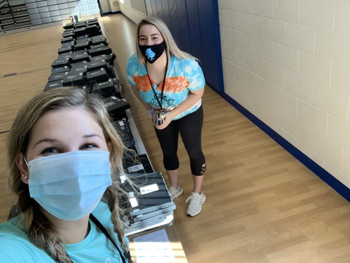 Come and get your chrome books and school supplies, piranhas!! 🐠🧡💙 @WaxpoolES
