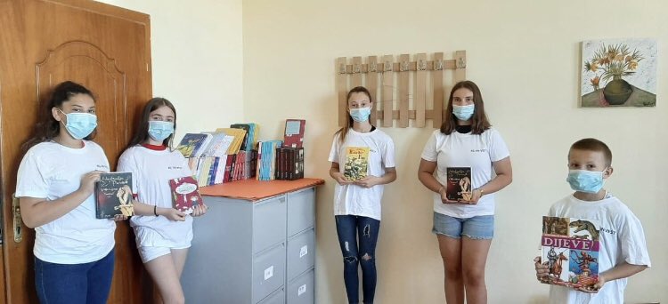 WVAlbania's tweet photo. Të rinjtë 🙋♀️🙋 e grupeve ‘Impact Club’ në shkollën ‘Ibrahim Rugova” në #Kamëz dhe ata të shkollës ‘‘Migjeni” në #Mamurras, kanë ndërrmarrë dy nisma me fokus pasurimin me libra të biblotekave të shkollave të tyre.📖
#REINVESTProject @DimakAlbania #youthempowerment https://t.co/9CDJ60g6bQ