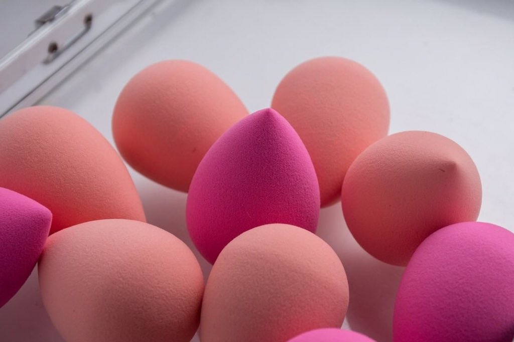 bismidmakeup's tweet photo. If you are NOT using a beauty blender, you are doing your makeup WRONG. 🙄
See the shape? It is uniquely designed to fit the contours of your face. Easy to wash and very affordable too. Slide in our DM to get yours. 
#WednesdayMotivation #BBNaijia #ThisMorning https://t.co/BLlB4XD2W0