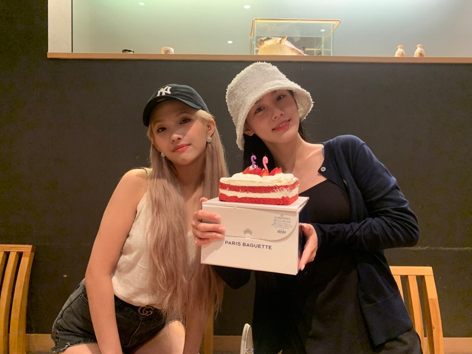official_i_dle's tweet photo. [#미연] 사랑하고 고마운 우리 아기 리더 소연이... 💕
달라도 너무 다른 우리를 하나로 이끌어줘서 너무 너무 고마워 선장님 옆에 언제나 아이들이 있을거야 내년 생일엔 오늘보다 더 신나게 놀자☺️ 사랑해💝

https://t.co/oy7zhRRvjD https://t.co/Fu4WbySeMb