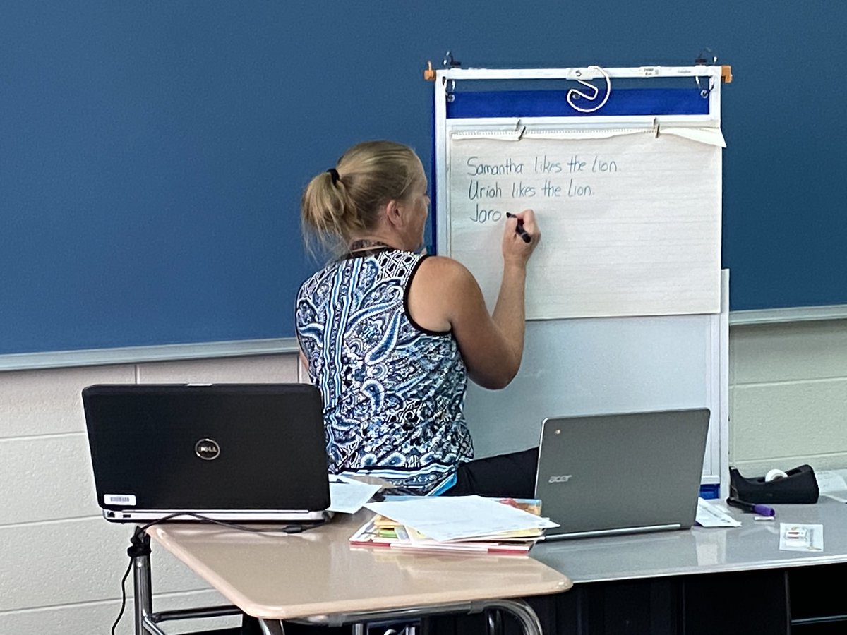 EAWlodz's tweet photo. Mrs. Hartman’s class using core vocabulary for predicable chart writing. #D47AT @GlacierRidgeD47 https://t.co/QGxFUB9C27