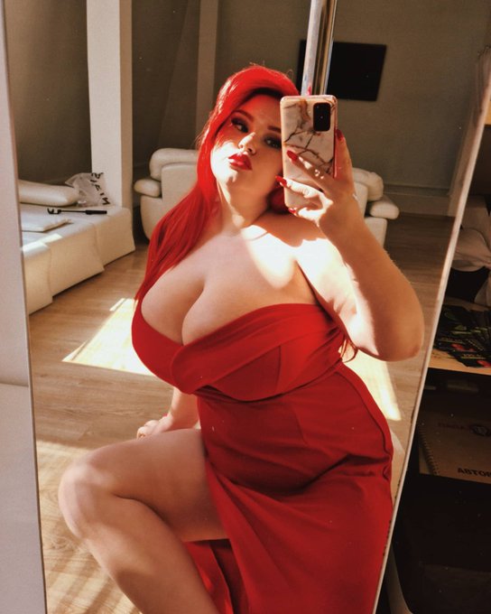 1 pic. Ariel or Jessica Rabbit??❤ https://t.co/yFVCjcwUBt