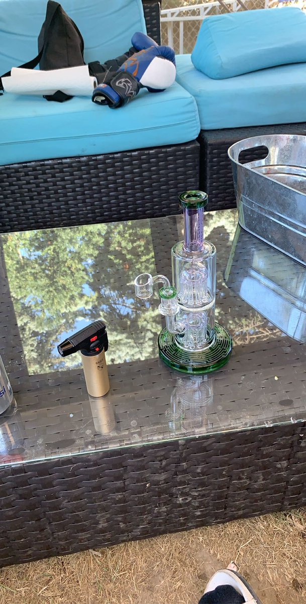 StoriezX's tweet photo. Just bought a new rig๐คค๐คค๐ It Rips hella smooth #weed #dabs #bighigh https://t.co/4lTHpau6nd