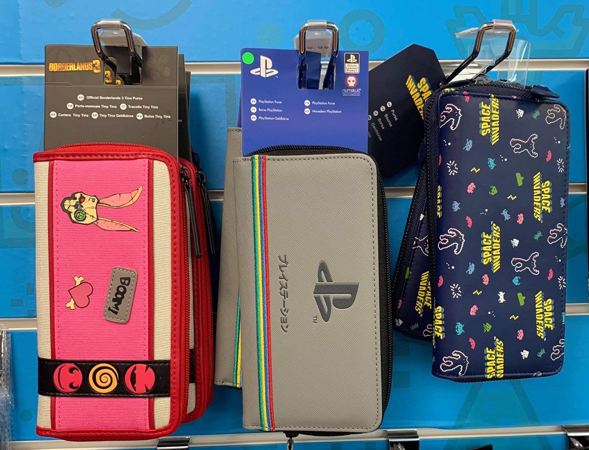 GeekStoreHull's tweet photo. Are you looking for something special for the kids when they return back to school? Have a look in the shop at our bags, note books, purses to keep money and bus passes in and our gift boxes ideal for the new term! @princesquay #geekstore #princesquay #eastarcade #harrypotter https://t.co/nO9pFbCDTE