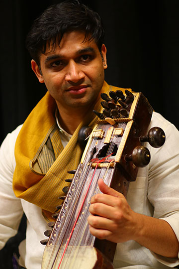 kansenclub's tweet photo. Dear #Kansenians, pls welcome a new musician in our family, a leading Sarangi player Shri #HarshNarayan ji @HarshNarayan85 , a grandson/disciple of the Sarangi maestro Padma Vibhushan Pt #RamNarayan ji & son of the Sarod maestro Pt #BrijNarayan ji.💐🙏
https://t.co/b9wTDhCn2g https://t.co/zv7tD2iwCa