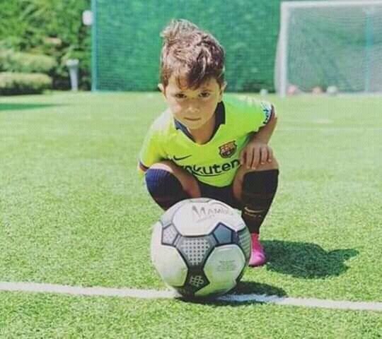 MohamedADEN202's tweet photo. Barcelona's management constantly calling Messi to know about his decision But it was Mateo who picked up the call and simply said "HalaMadrid" https://t.co/pVOwMn00fG