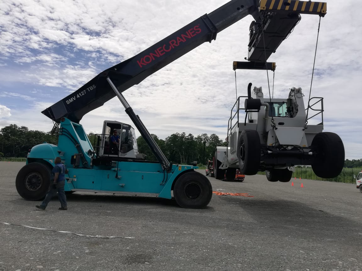 KCLiftTrucks's tweet photo. Brothers are helping each other every day and our product families as well. A #Konecranes lift truck reach stacker handling new #Konecranes Liftace TFC 45 reach stacker, for assembly in Costa Rica. Thank you @Genar_Inc for your local presence! #kclifttrucks #kcliftace https://t.co/gpTDHeDZ4e