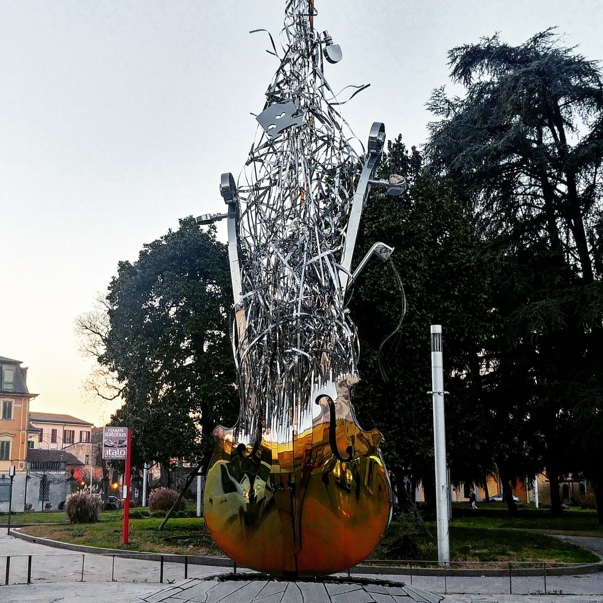 VDVIAJE1's tweet photo. Cremona Italia, ciudad natal de Antonio Stradivarius, un lugar increíble donde se respira música en cada calle y en todas sus vitrinas siempre encuentras un violín 🎻 una de las ciudades con mejor calidad de vida en Italia. https://t.co/EUTFPAK5nY