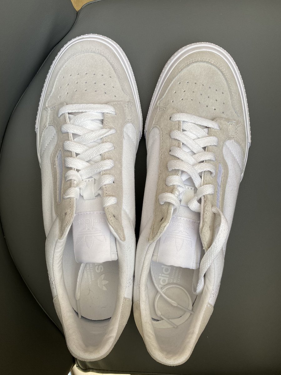 _Charrlottee_'s tweet photo. @OfficeShoes so you’ve clearly sent my boyfriend an ex-display pair of shoes that are just gross.. black fluff from someone’s socks throughout the inside, dirt at the back.. not to mention they are two completely different colours.. 😠 https://t.co/TmdCTuPoJv