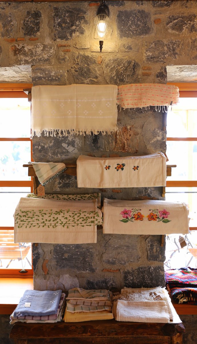 Yöresel el sanatları ve dokumacılığı. Bin bir emekle dokunan el ürünü giysi, fular ve şallar. Bölgemizin muhtelif köylerinde evlere tezgâhlar kurularak dokumacılık yaygınlaştırılıp genç kuşaklara aktarılıyor.  Melsa’nın el emeği ürünlerine göz atmak için Zeytinpark’a bekleriz. @