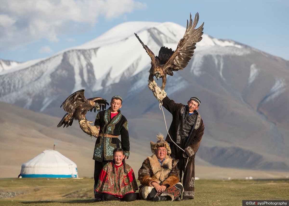 BirdMongolia's tweet photo. In Kazakh hunter’s family, the eagle is a special member of the family. During winter time, the eagles are kept in their master’s home and in warm seasons they are fed by its human masters.
#BirdMongolia #Falconry #HuntingwithEagles #EagleHunters #CultureHeritageMongolia https://t.co/2Rp4bgSH5r