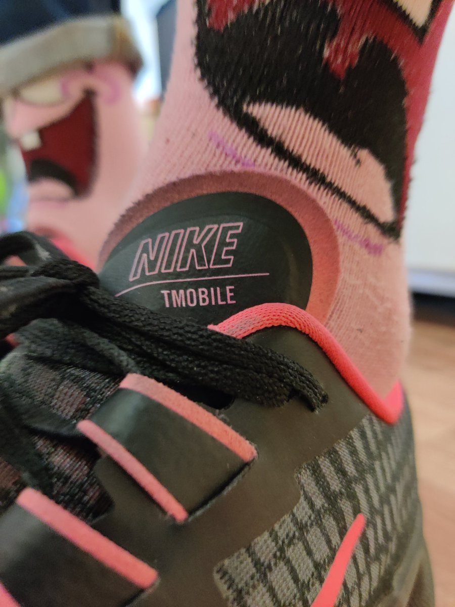 therandyknights's tweet photo. #LegDay? Nah, #PegDay! #bemagenta #beyou #tmobile #magentasneakerheads https://t.co/E3FfBqSPG0