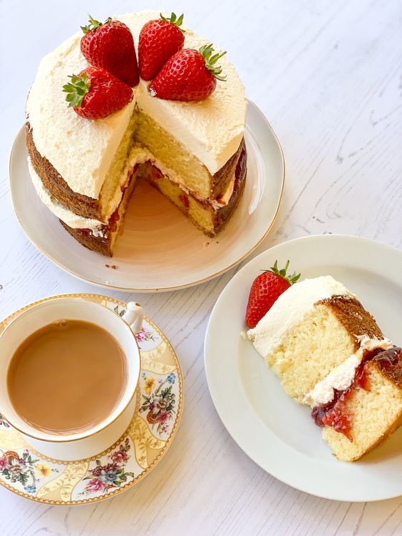 Let's celebrate 🎉 
As well as being Bank Holiday, it's also the start of #CakeWeekUK! So there's no better way to kick off than with an iconic, classic British baking favourite - the Victoria Sponge 🍰what's your favourite cake?
📷: @NeysKitchen