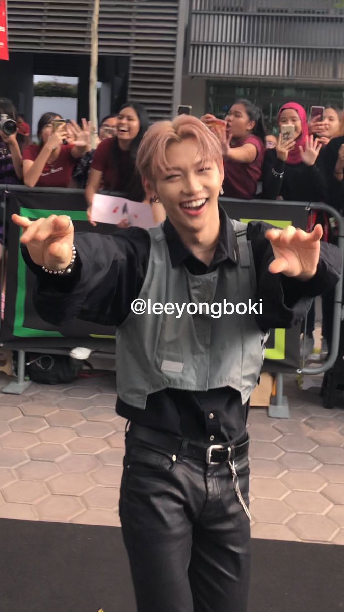 unwhitewashed fan taken photos of felix are a on another level of beautiful: a small thread