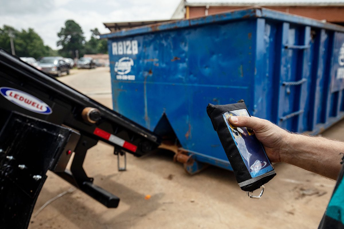 ledwellandson's tweet photo. Load and unload with ease. Our Roll-Off Truck comes standard with a wireless remote that lets you effortlessly operate your equipment from outside the cab. #ledwellmade #manufacturing #rollofftruck #hydraulics #ledwell https://t.co/aGBaReEfEl