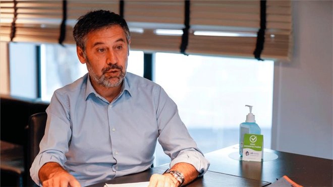 BarcaUniversal's tweet photo. 📰 — Bartomeu refuses to throw in the towel. He won't resign and he won't let Messi leave the club. [sport] https://t.co/Mknfu6F1HX