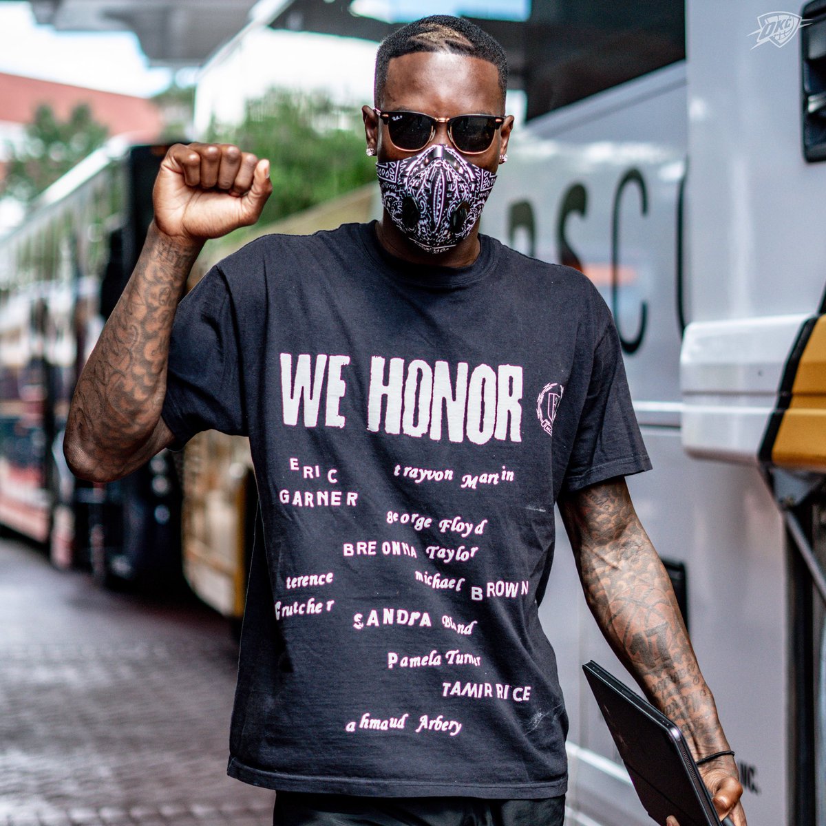 Baby smoove. Because in black. Frank black fast man. That's because i'm black. Because in black.