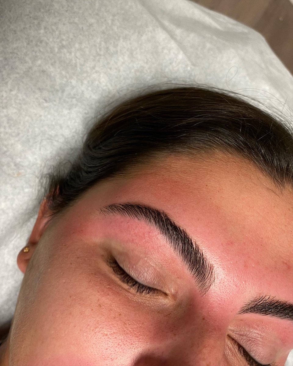 How amazing are her brows 🤩 
A clean up and a nice trim to the brows makes all the difference! No fill in products needed 😎 

#brows #browssa #browshape #sanantonio #sanantoniotx #waxing #waxsa #waxingsa #waxingsalons #waxingsalonsatx