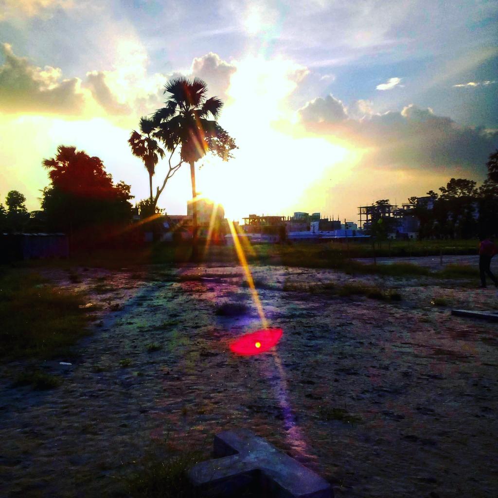 Hridon1's tweet photo. এত আলো!

তবু,কেন হারায় পথ?

#নীল_কুঠির https://t.co/nkChaHs5kG