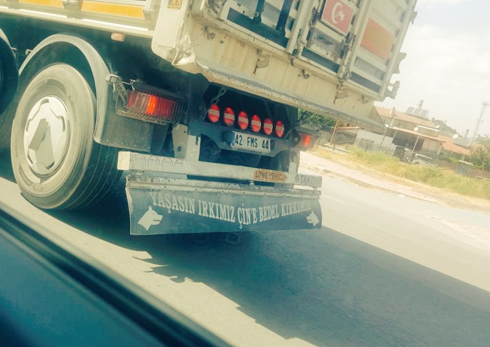 Yaşasın ırkımız
Çin'e bedel kırkımız
Söylenir türkümüz
Çağlardan çağlara 

Turan'dır yurdumuz
Genç atsızlar ordumuz
Ulusun kurdumuz
Dağlardan dağlara