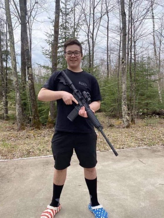 effe1312's tweet photo. Questa è l’America oggi. Questo rifiuto umano ha 17 anni. Con quell’arma ha ucciso un dimostrante. #EveryLiveMatter https://t.co/pGGvs4hIGD