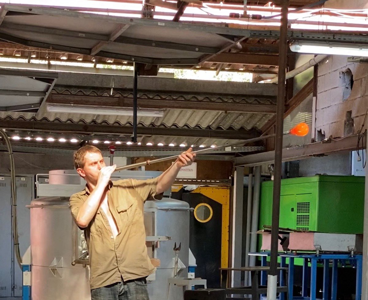 ascharoyon's tweet photo. L’INMA @metiersdart en visite à la #VerreriedeBiot cette après-midi, labellisée @labelepv depuis 2006. La magie du verre bullé sous vos yeux. Merci pour notre échange @alechaczynski et bravo pour votre résilience #epv #savoirfaire #toursimesavoirfaire #inma #afmapv @VilledeBiot https://t.co/EJLJ462HFj