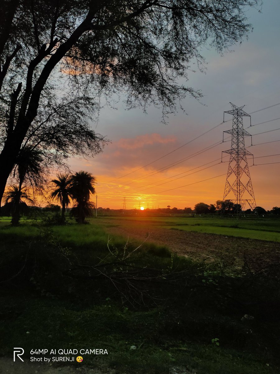 SURENMEENA13's tweet photo. प्रकृति हमेशा आत्मा के रंग पहनती है।
#Sunset_time
#Realmeindia
@realmemobiles
@realmeLink https://t.co/pij45fGOH0