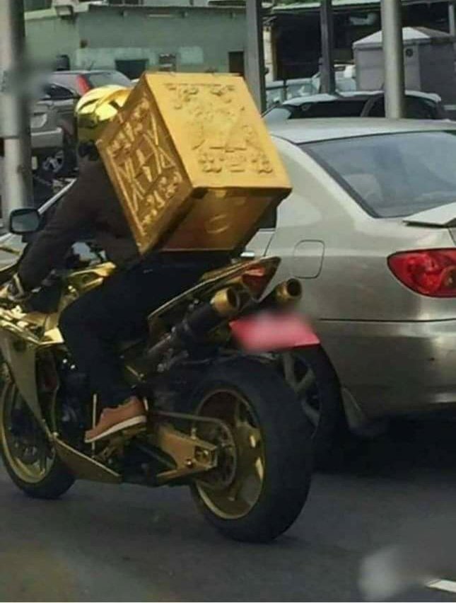 JeffoConDobleF's tweet photo. El Rappi cuando llega a las 100.000 entregas y le dan su skin dorada https://t.co/hnuw6Qgbva