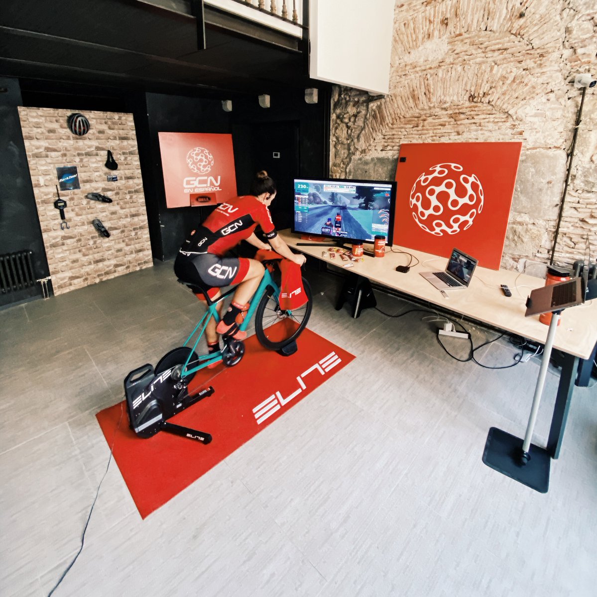 ¿Qué otro tipo de entrenamiento de interior te gustaría ver en el canal?  
···
¡Cuéntanos! 👍

#ciclismo #bici #gcnenespañol #rodillo #interior #entrenamiento #videos