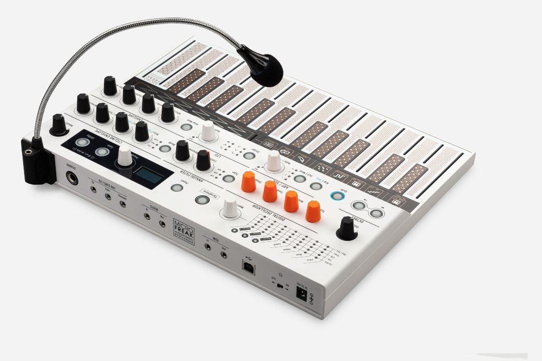 ZentralMedia_PT's tweet image. #Arturia anuncia mais uma série limitada, desta feita temos o #MicroFreakVOCODER, exactamente as mesmas características que o anterior, mas com a oferta de um Microfone Gooseneck, além de uma cor Branca única, encomenda antes que esgote: buff.ly/3ljl9Eo