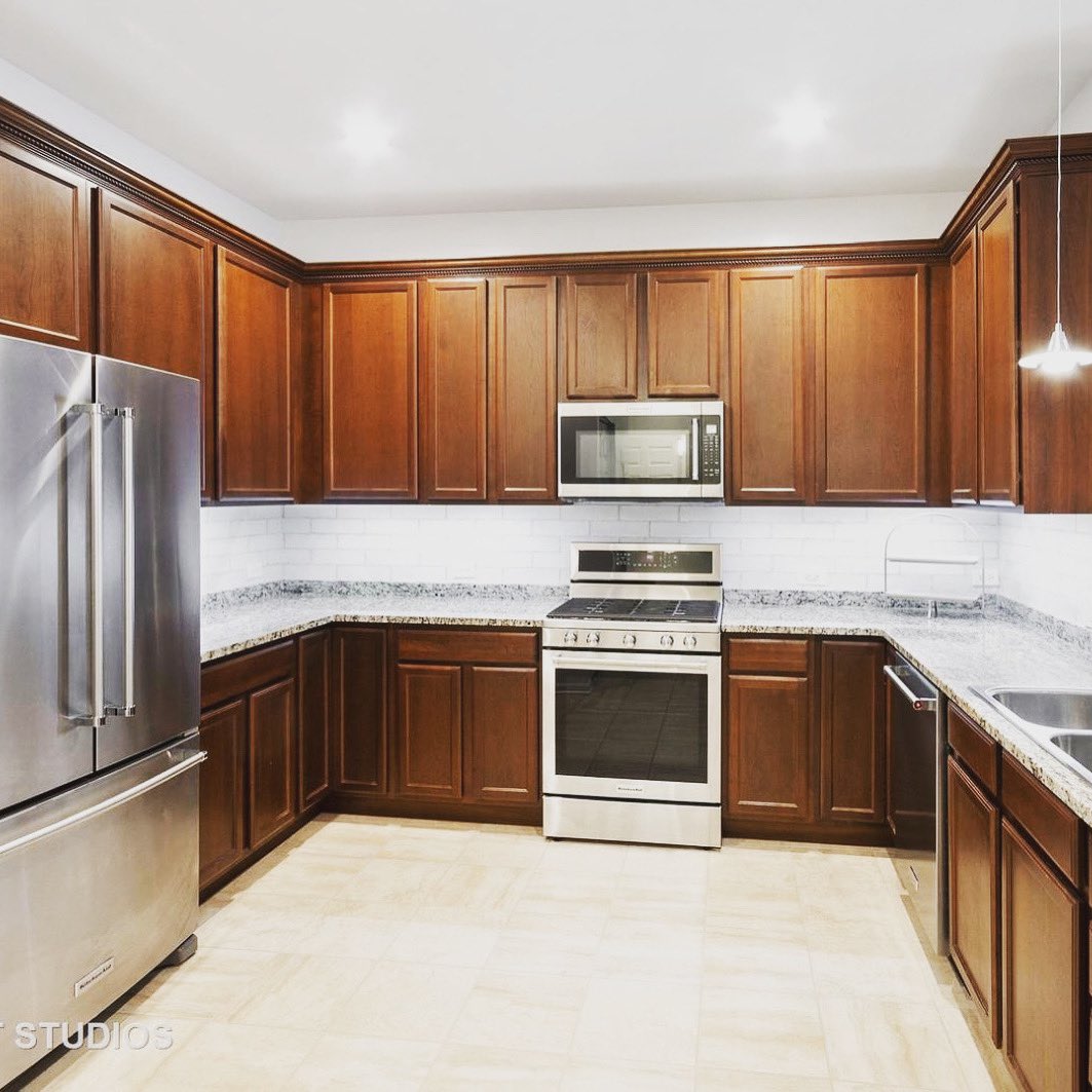meganhrealtor's tweet image. What’s the BEST feature of a kitchen? I 💙 tall cabinetry &amp;amp;recessed lighting. 😃

This listing in Carillon Club Naperville has these, but also has brand new high end appliances👀

This one will not last long‼️

Tell me your fave below!

#kitchenfeatures