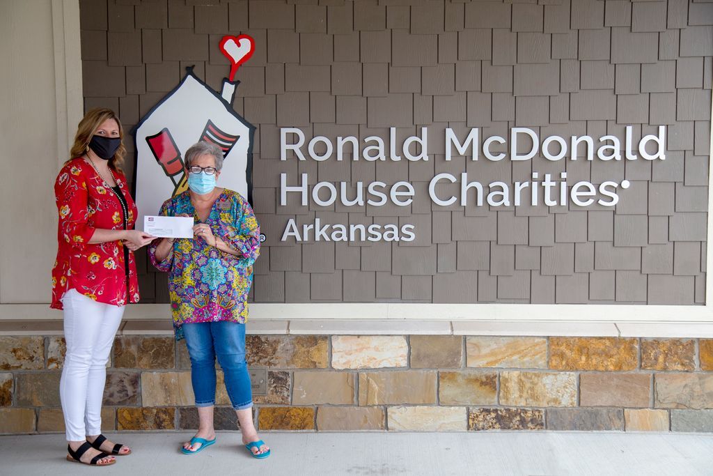 ArFB's tweet photo. Today the ArFB State Women’s Leadership Committee donated $2,000  to the @RMHCArkansas to assist with meals. This donation will provide 400 individual meals to those served by the house. #AgWomenLead #AgGivesBack https://t.co/gfZIFaRteV