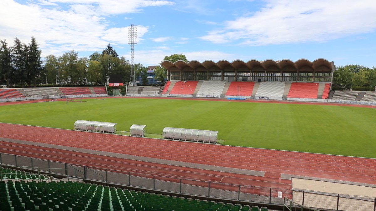 ⚽️Petites explications sur la situation du Parc des Sports d'Annecy qui ne peut pas accueillir les matches de #National1 à cause d'une potentielle vétusté de son toit en béton. A dérouler⬇️