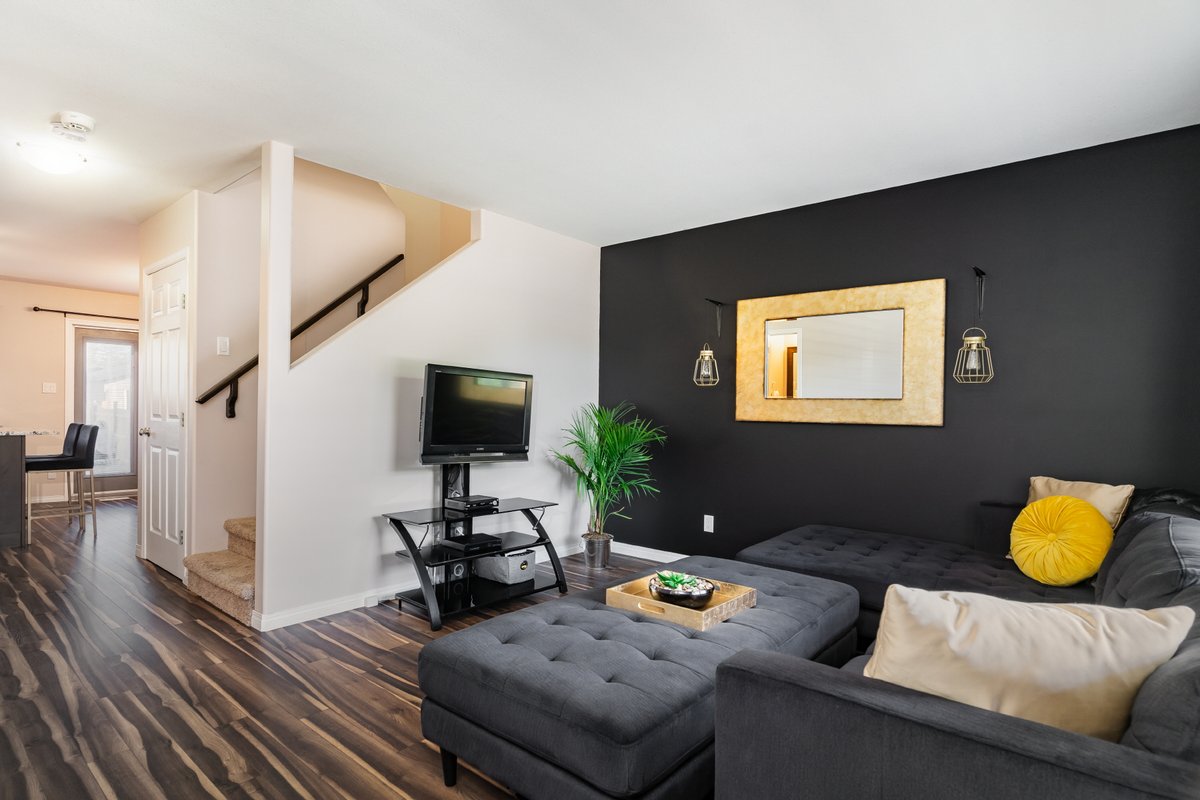 RealtorYXE's tweet photo. Gorgeous two storey for sale in the Pleasant Hill/Meadowgreen area in #Saskatoon! https://t.co/6qb4jjzqXT #yxe #saskatoon #saskatooning #yxerealestate #saskatoonrealestate #realtoryxe https://t.co/ZymCHPjb9n