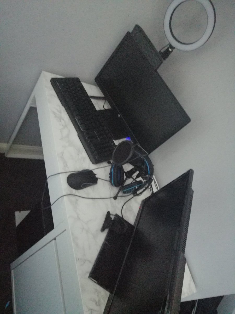Mrcommunity4's tweet photo. Full gaming and streaming set up i52500k comes with everything you need mic cam lights montior everything you see apart from headset and desk £350 Ono collection from South east England https://t.co/LylNuij6Cs