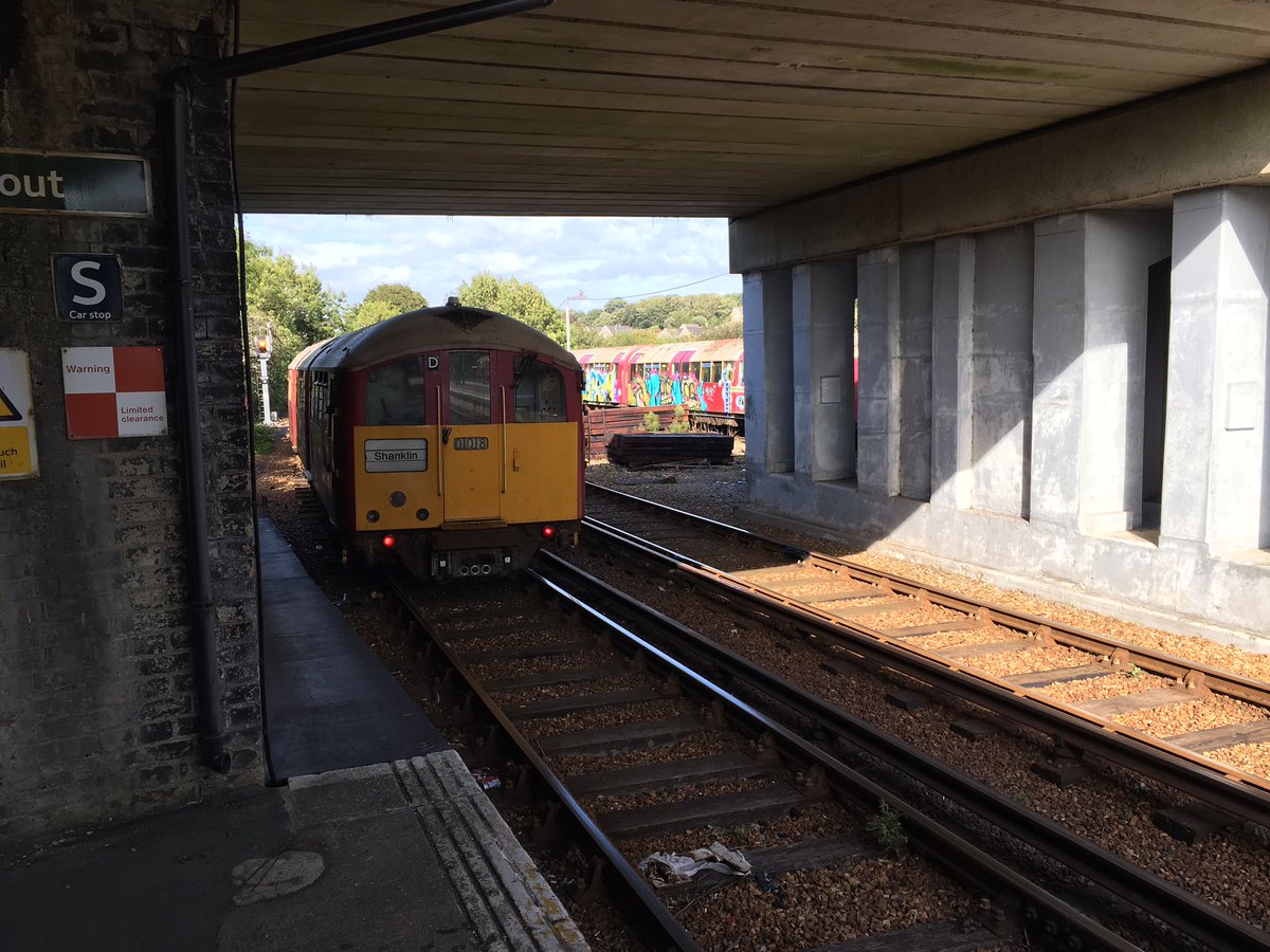 SimonZev's tweet photo. Ryde St Johns Road with semaphores, forlorn looking units &amp; semaphore signals! 
#IslandLine
#IslandAdventure
#TickettoRyde https://t.co/rlUkIf7hyU