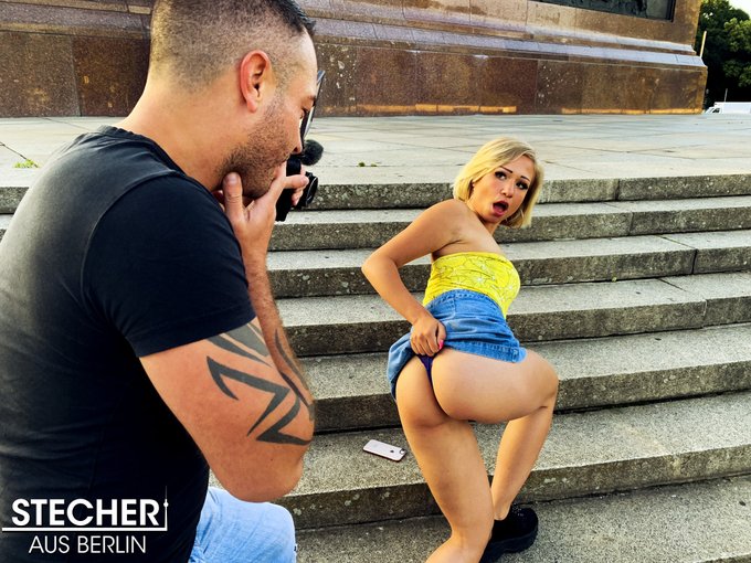 Eben noch die Titten inspiziert, jetzt schau ich mir mal den s&uuml;&szlig;en Arsch an!🍑  Und dann wird @itsgabigold🍬<a href="/tag/naturalbeauty"class="tags"><span>#naturalbeauty</span></a><a href="/tag/berlin"class="tags"><span>#berlin</span></a><a href="/tag/ass"class="tags"><span>#ass</span></a><a href="/tag/tits"class="tags"><span>#tits</span></a><a href="/tag/hotass"class="tags"><span>#hotass</span></a><a href="/tag/hotblonde"class="tags"><span>#hotblonde</span></a>