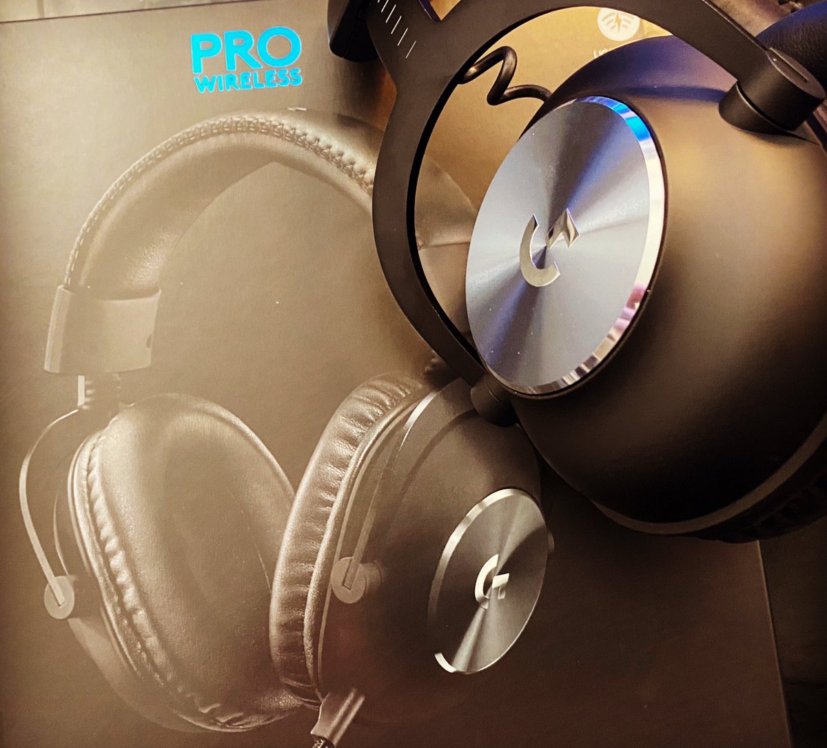 slicedraven's tweet photo. We received a very exciting package yesterday and opened it on stream! Thanks so much @logitechg for sending us out these Pro X Wireless headsets. They are phenomenal. The sound quality is crisp, super comfy to wear and gorgeous🤩
#productprovidedbylogitechg #KeepPlaying https://t.co/aGr7JszWSY