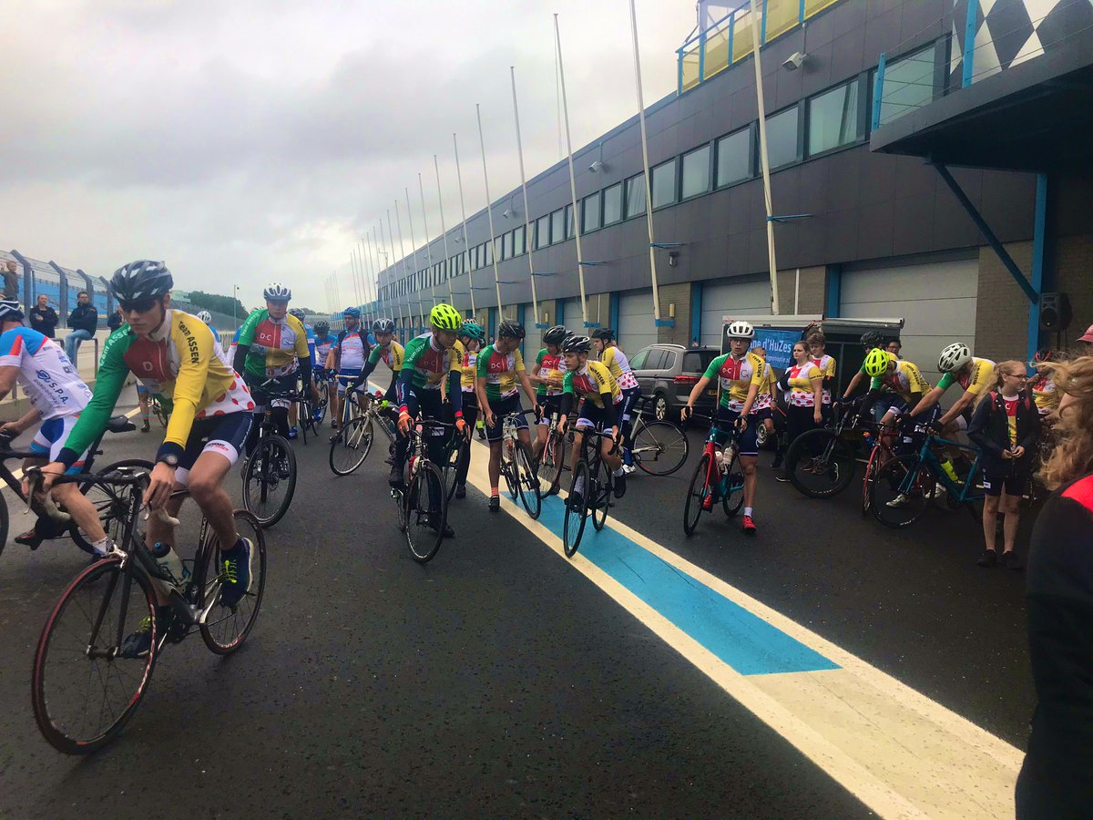 arwinnimis's tweet photo. Wat een machtig initiatief in Assen! Alternatieve Alpe d’HuZes op het TT-circuit; fietsen en hollen. 140 onderwijsdeelnemers van: Vincent van Gogh, Dr Nassau college, Gomarus college, Pro - Assen en @DrentheCollege hebben al meer dan een ton opgehaald voor @kwf_nl @bobbergsma https://t.co/jhhh0Er8Q6