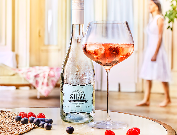 MIRTILLO SILVA | Fruchtiger Heidelbeer-Likör &amp; spritziger SILVA im Duett – das verspricht einen erfrischenden #Cocktail, der vor allem jene anspricht, die eine feine, fruchtige Süße beim Trinkgenuss bevorzugen. 🍹
Du benötigst dafür 200 ml #SILVA, 2 cl Mirtillo &amp; Crushed Ice. ✅