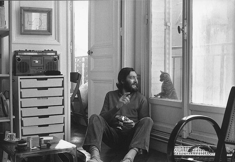 #JulioCortazar "Querer a las personas como se quiere a un gato, con su carácter y su independencia, sin intentar domarlo, sin intentar cambiarlo, dejarlo que se acerque cuando quiera, siendo feliz con su felicidad”.- Julio Cortázar 
Por siempre mi favorito. Enormísimo cronopio.